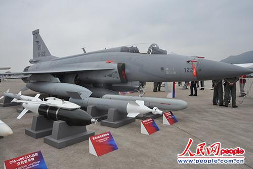 2012年11月15日, 巴基斯坦空軍"黑蜘蛛"中隊編號122的JF-17型"雷電"戰斗機在第九屆中國航展上靜態(tài)展示。
攝影: 人民網(wǎng)阿文記者 翟轉麗